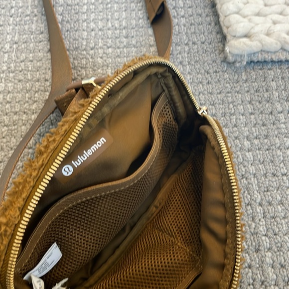 Lululemon (they don’t make it anymore) fuzzy woman’s crossbody bag - Picture 5 of 6